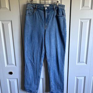 Abercrombie Curve Love Ultra High Rise 90s Straight Jean, size 32 LONG